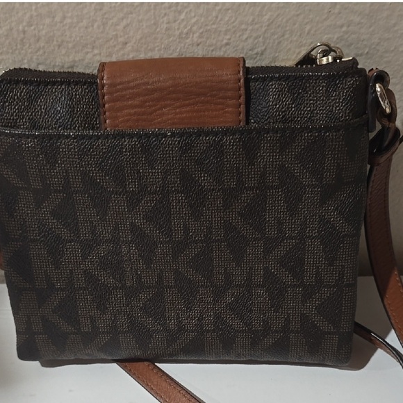 Michael Kors Elegant Brown and Black Crossbody Bag with Gold Emblem - Picture 5 of 5